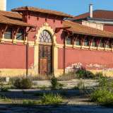 Il complesso nacque proprio come fabbrica agli inizi del XX secolo. Sull�edificio colpiscono le coperture a falde, il grande arco a tutto sesto di ingresso...
